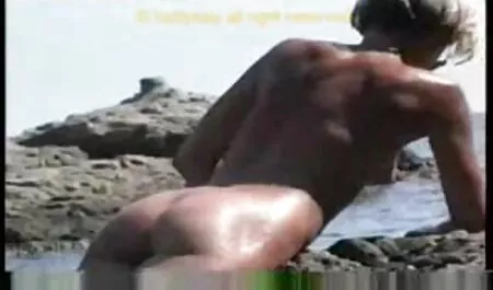 Với một lỗ cắm phim sec dit me ruot vào mông trong một cái ghế với một người đàn ông