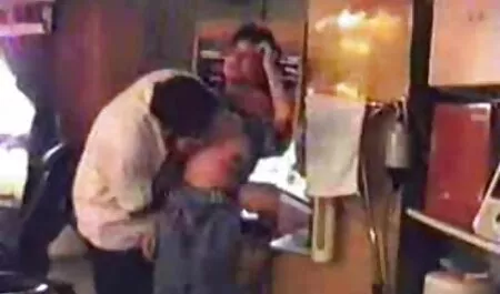 Một người phụ nữ chạy với một phim sec me ke dam dang tay cầm trên sa mạc vườn