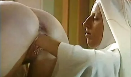 Các cô gái trong trang phục màu hồng với một ngọt ngào thủ dâm trên giường phim sec dit me vo
