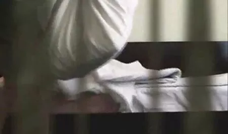 Cô bé, một người chồng và một người da đen trên phim sec tinh me con giường