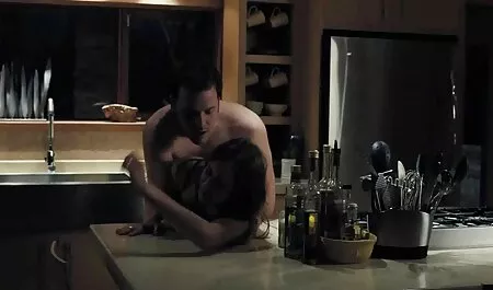 Cậu bé sinh mổ mẹ phim sec me va con re trên bàn ăn