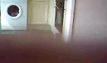 Da thỏa mãn sec me con ham muốn của mình với một máy tình dục và đồ chơi trên thảm phòng khách