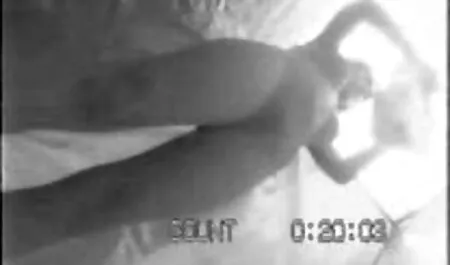 Một người phụ nữ chân lan đang âm đạo, và một người đàn ông da đen với tay phim sec me con dit nhau đẩy âm vật