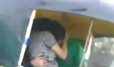 Hai đồng phim sec con trai dit me hôn nhau trong phòng khách
