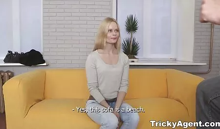 Trẻ tuổi ở trong phòng khách sạn xem phim sec me va con trai