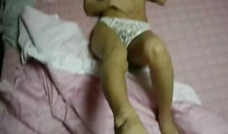 Người đàn ông bang sec con dit me nga trong phòng tắm và bắn trong miệng