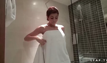 Mát-xa kích thích các khách xem phim sec me va con trai hàng đồ chơi của ông trên bàn