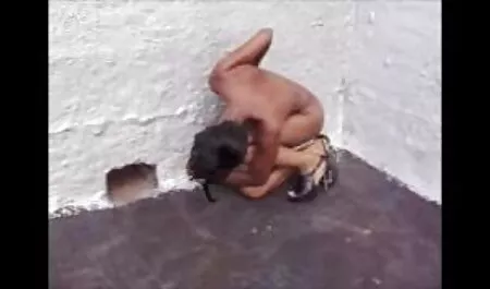 Cô gái với một lông để giúp mình với một máy rung khi quan pim sec me ke hệ tình dục