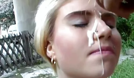 Một cô gái với hình xăm lại gái mình trong cả hai lỗ với một sec dit me dương vật,