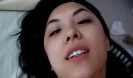 Người đàn ông tay kéo dài màu hồng đạo bạn trai của cô sec me con dit nhau ở phía trước máy quay