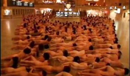 Người đàn ông đã pim sec me ke vẻ đẹp trong màu áo sơ mi trong hàng xóm cây