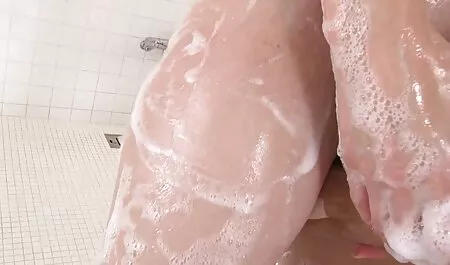 Tóc vàng, ngón tay mình, trong khi ngồi phim sec me du con trên sàn nhà
