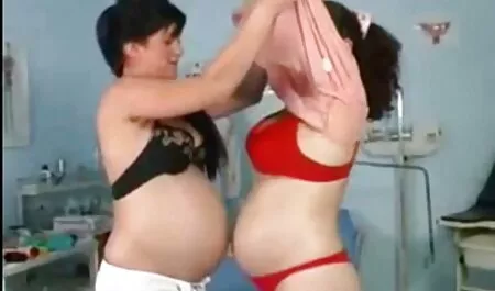 Những người đàn phim sec dit me vo ông với kiểu tóc xuống dưới cùng của các Nhạc công việc ở phía trước của máy tính trong khi vợ ông cung cấp cho hắn, thổi kèn,