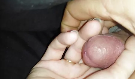 Mẹ, sáng đồ khoe ngực lớn, và vuốt sec me con ve núm vú của cô