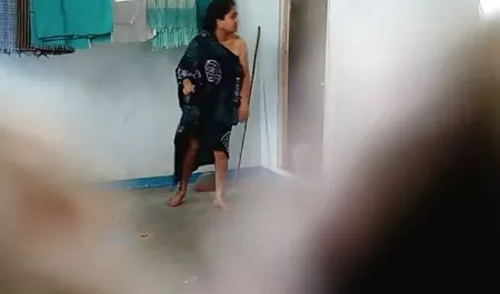 Đồ Nhật trẻ, cô pim sec me va con gái nhỏ to trong căn hộ
