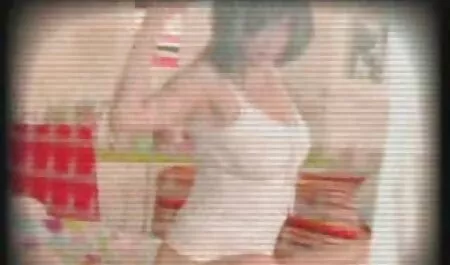 Châu á phục phimsec me ke màu Hồng, hút trên sàn nhà