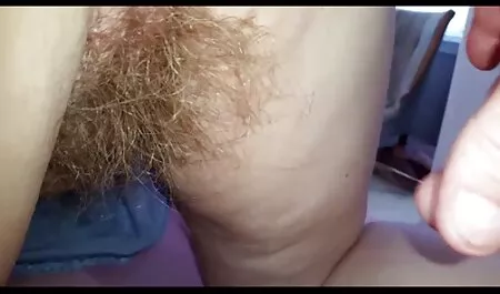 Người phụ nữ xinh đẹp trong màu xanh phim sec me du con lá cây ăn từ từ cởi quần áo trong các nhà bếp