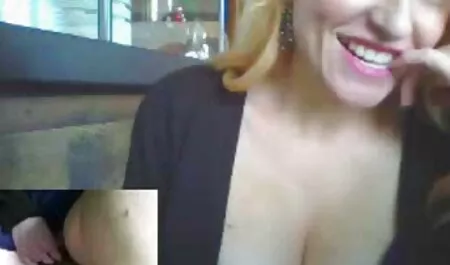 Trẻ da đen pim sec me ke với một chiến lợi phẩm trong chân lên