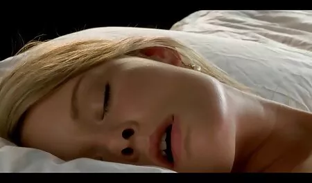 Một con búp phimsec me ke bê mút dương vật từ một người bạn, trong ngôi nhà của mình