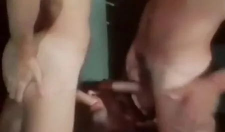 Người phụ nữ trẻ sẽ nhận được hai người đàn ông trong tất cả các khe pim sec me va con của căn phòng