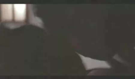 Hai sec dit me người bạn, một cô gái nga trên bàn bếp