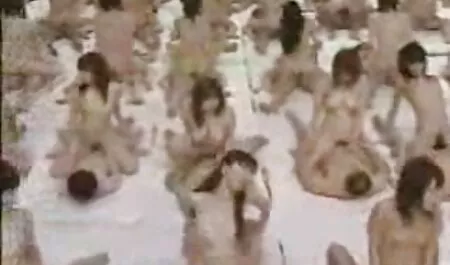 Spa cô gái rám sec con dit me nắng, nhảy múa và tháo bikini