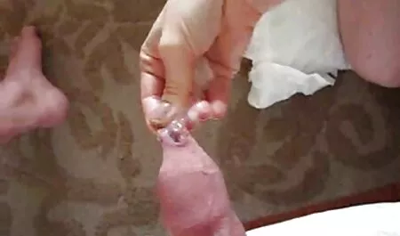 Một người đàn ông với một camera trong tay của mình dò dẫm các thành viên trong xem sec loan luan me con nhóm lớn