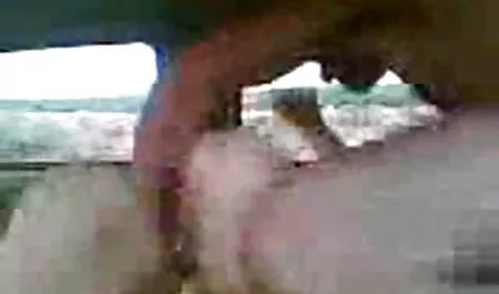 Một người hàng xóm yêu thổi kèn thực hiện hai sinh viên trong ký phim sec me du con túc xá cho anh ta