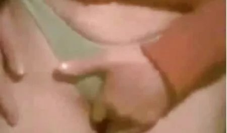 Hai bạn gái trẻ ở phía trước phim sec loạn luân mẹ con máy quay mỗi khác liếm cô ấy