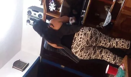 Một người đàn phim sec tinh me con ông đập trong quần áo trong khi cô ta mút dương vật