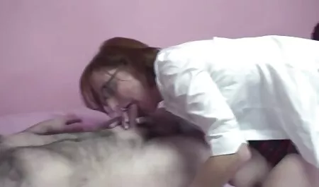 Denis con búp bê bằng tay một người bạn trong nhà bếp và cho anh ung thư sec loan luan me va con trai