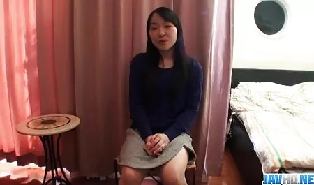 Cô gái tóc vàng tạo dáng cho một người lái xe trên fim sec loan luan me con một con ngựa với hậu tố trên khuôn mặt của cô