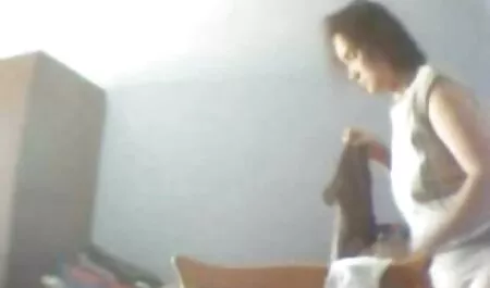 Da đen trong trang phục cho miệng để làn da pim sec me vo trắng của cô bạn trai và anh ta