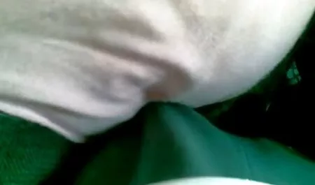 Người phụ nữ tóc nâu trong áo sơ mi trắng hạ vớ cô và thủ dâm với âm đạo me ke sec ung thư